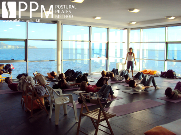sara eusebio tiene lezione di postural pilates al terminal crociere a cagliari